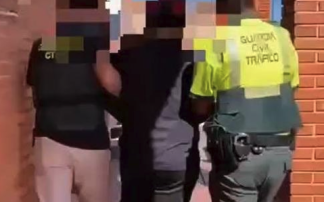 Momento de la detención del hombre que simuló ser atropellado. Guardia Civil