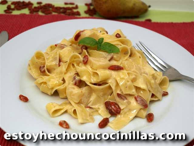 Tagliatelle con salsa de mascarpone, pera y bayas goji