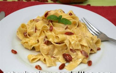 Tagliatelle con salsa de mascarpone, pera y bayas goji