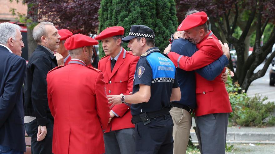 Dolor en el tanatorio de Pamplona: apoyo a las familias de los 5 policías forales Javier Bergasa