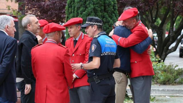 Dolor en el tanatorio de Pamplona: apoyo a las familias de los 5 policías forales Javier Bergasa