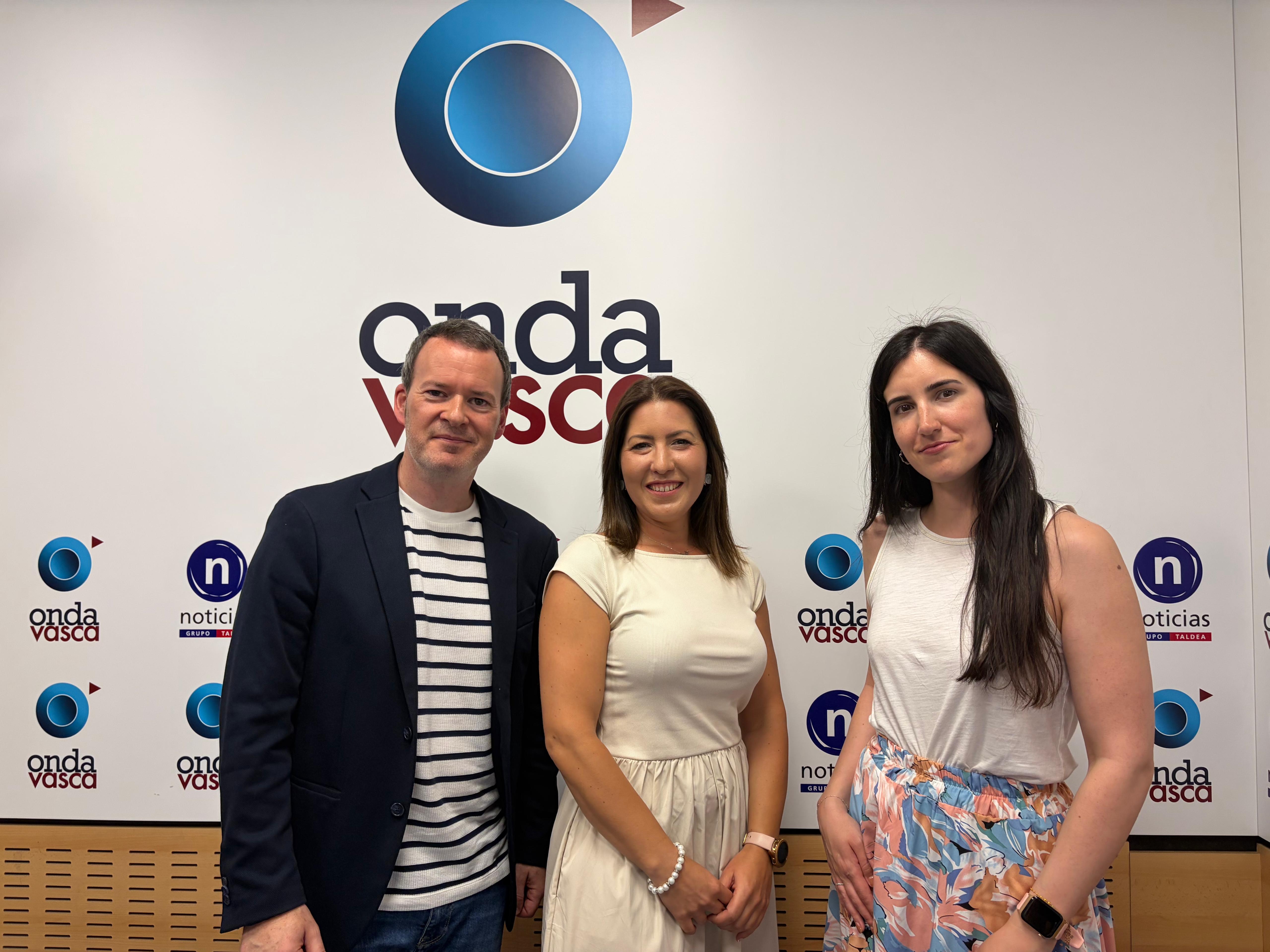 Tania Lorenzo, experta en estética y cosmética, junto a Txema Gutiérrez e Iranzu Calvo