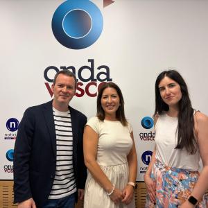 Tania Lorenzo, experta en estética y cosmética, junto a Txema Gutiérrez e Iranzu Calvo