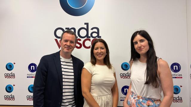 Tania Lorenzo, experta en estética y cosmética, junto a Txema Gutiérrez e Iranzu Calvo