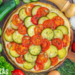 Tarta tatin salada de tomate, calabacín y queso de cabra