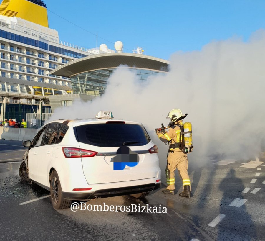 Imagen incendio de incendio en un taxi en la terminal de Cruceros de Getxo | Bomberos Bizkaia