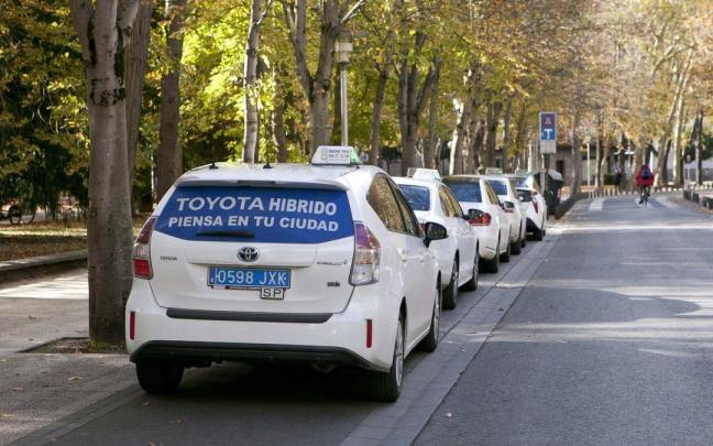 Taxistas aparcados junto a la Catedral Nueva. Pilar Barco