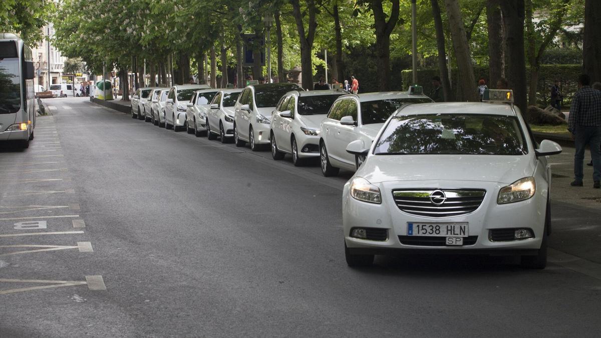 Parada de taxis cercana a la Catedral nueva de Vitoria Alex Larretxi