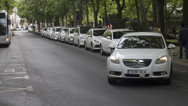 Parada de taxis cercana a la Catedral nueva de Vitoria Alex Larretxi
