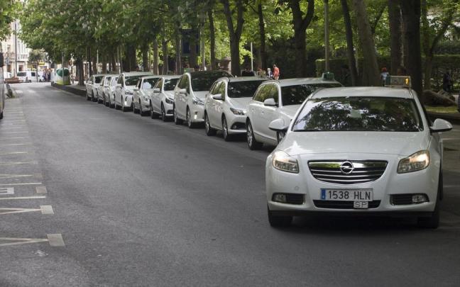 Parada de taxis cercana a la Catedral nueva de Vitoria Alex Larretxi