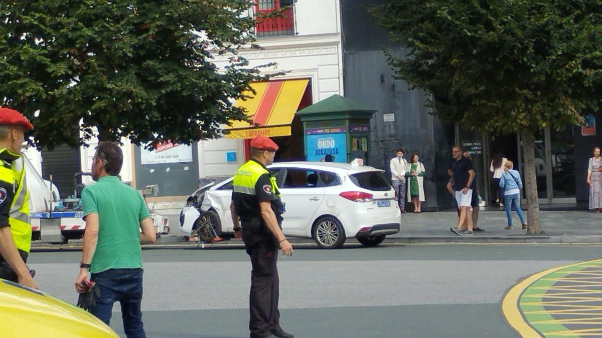 Taxi accidentado en la plaza Circular de Bilbao | ONDA VASCA