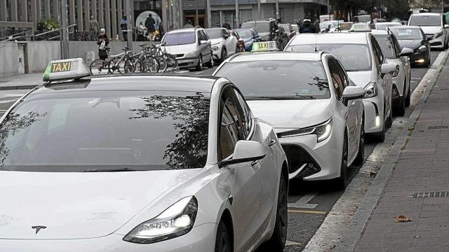 Imagen de archivo de varios taxis. Álex Larretxi.