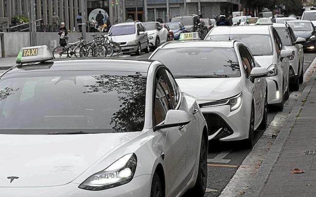 Imagen de archivo de varios taxis. Álex Larretxi.