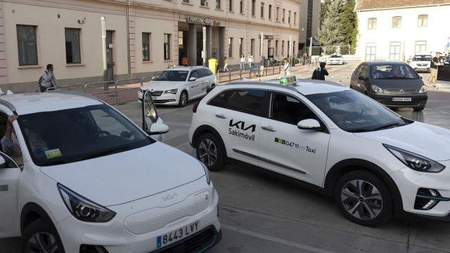 Taxis en la estación de tren de Pamplona. Unai Beroiz