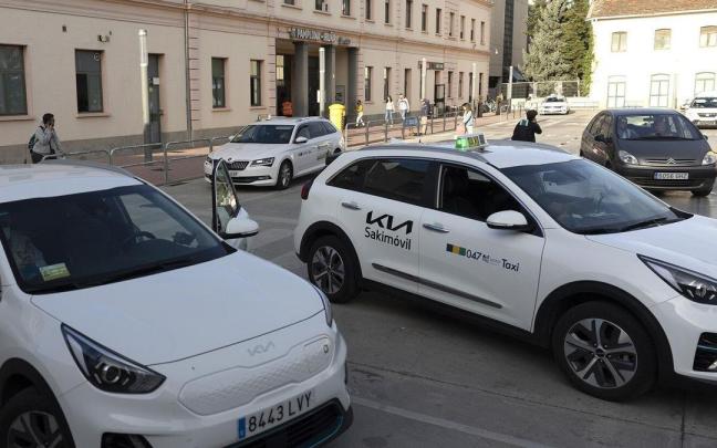 Taxis en la estación de tren de Pamplona. Unai Beroiz