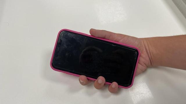 Los hechos ocurrieron en la zona comercial de Behobia, cuando la víctima se quedó sin batería en su teléfono.