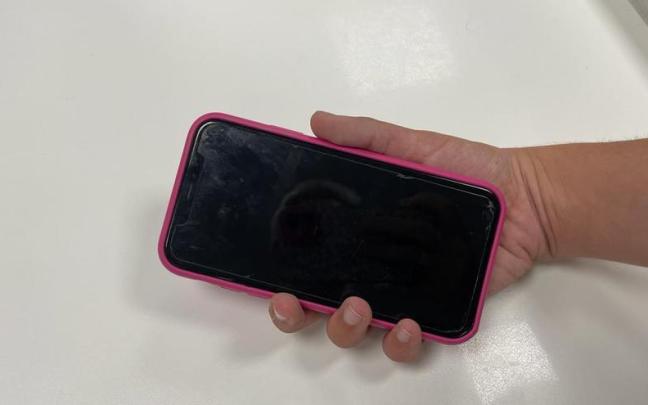 Los hechos ocurrieron en la zona comercial de Behobia, cuando la víctima se quedó sin batería en su teléfono.