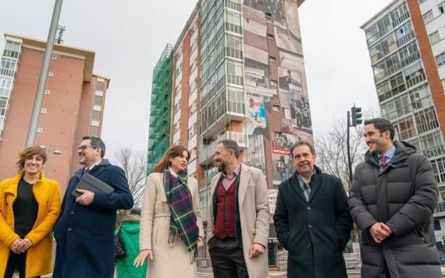 La alcaldesa de Vitoria-Gasteiz, Maider Etxebarria, y el consejero de Vivienda, Denis Itxaso. CEDIDA