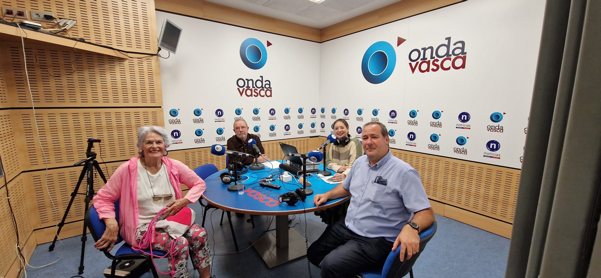 La presidenta del coro Ingenieros de Bilbao, Isabela Bilbao, el periodista Aitor Urrutia y el medico y colaborador de Onda Vasca, Emilio Rodríguez
