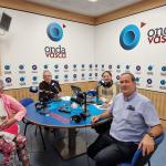 La presidenta del coro Ingenieros de Bilbao, Isabela Bilbao, el periodista Aitor Urrutia y el medico y colaborador de Onda Vasca, Emilio Rodríguez