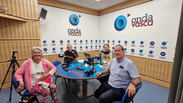 La presidenta del coro Ingenieros de Bilbao, Isabela Bilbao, el periodista Aitor Urrutia y el medico y colaborador de Onda Vasca, Emilio Rodríguez