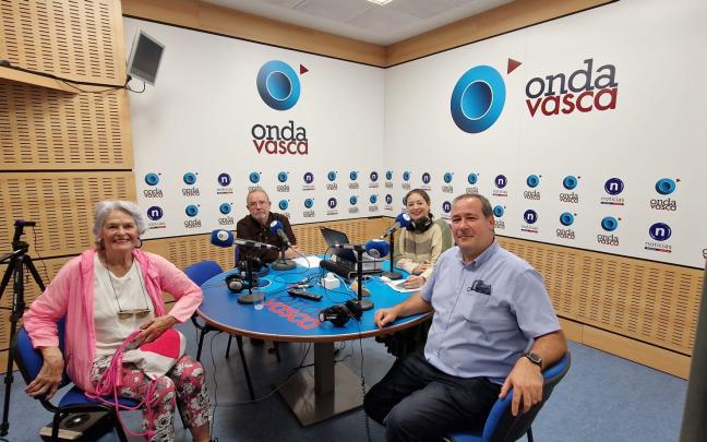 La presidenta del coro Ingenieros de Bilbao, Isabela Bilbao, el periodista Aitor Urrutia y el medico y colaborador de Onda Vasca, Emilio Rodríguez