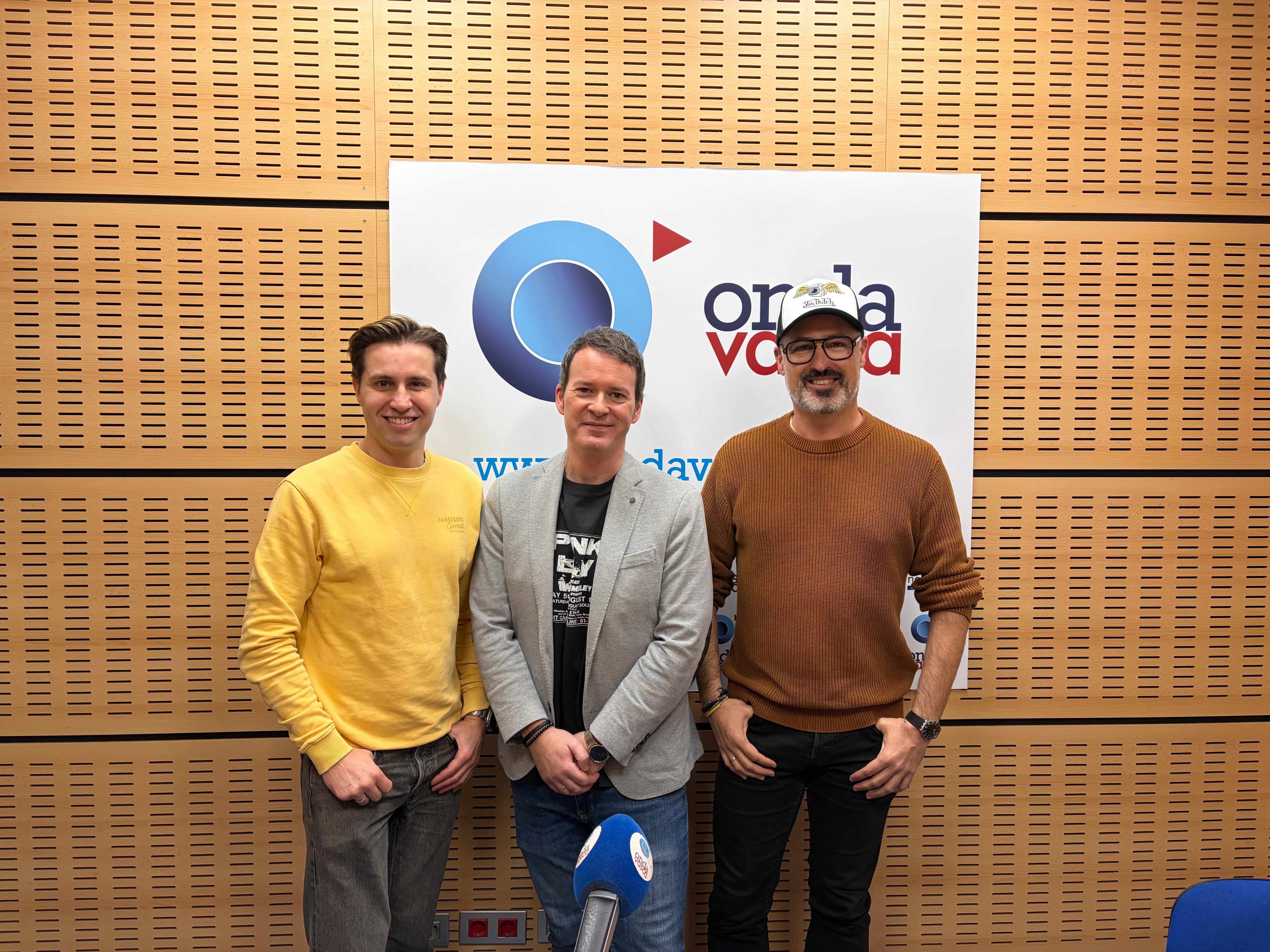 Alain Loira y Ander Pérez junto a Txema Gutiérrez en los estudios de Onda Vasca