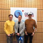 Alain Loira y Ander Pérez junto a Txema Gutiérrez en los estudios de Onda Vasca