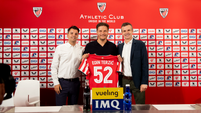 Edin Terzic, nuevo entrenador del Athletic, posa junto a Jon Uriarte y Mikel González / Atheltic Club