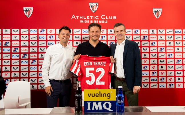 Edin Terzic, nuevo entrenador del Athletic, posa junto a Jon Uriarte y Mikel González / Atheltic Club