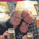Enrique, Carmen y Alfredo Thate tras la barra de su restaurante Ein Prosit, en la Plaza del Ensanche de Bilbao. Pablo Viñas