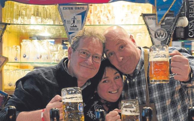 Enrique, Carmen y Alfredo Thate tras la barra de su restaurante Ein Prosit, en la Plaza del Ensanche de Bilbao. Pablo Viñas