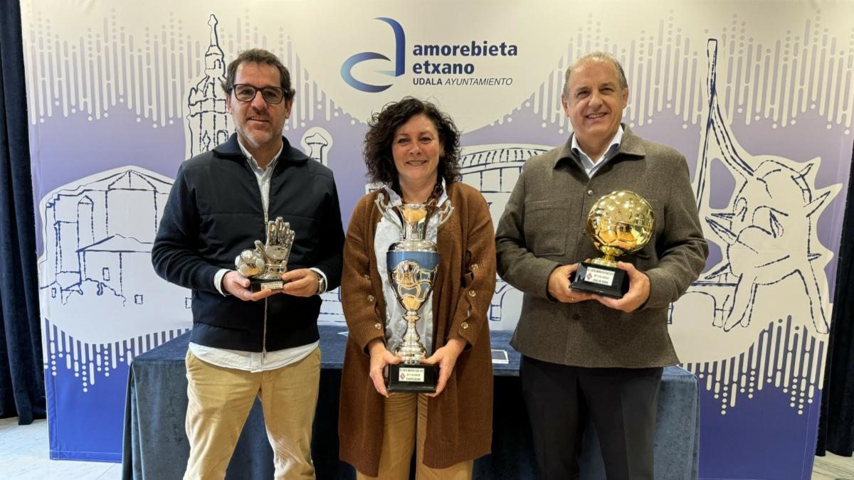 Jon Larrea, Presidente de la SD Amorebieta; la alcaldesa, Ainhoa Salterain y Serafín Loroño, representante de Lointek