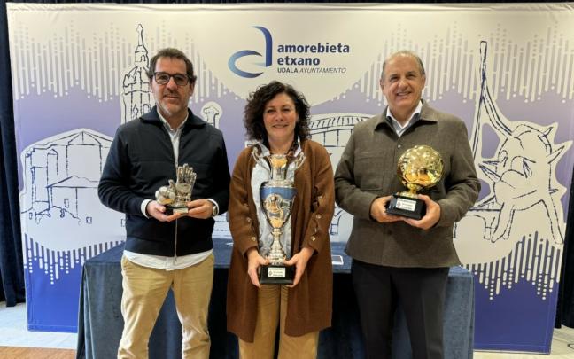 Jon Larrea, Presidente de la SD Amorebieta; la alcaldesa, Ainhoa Salterain y Serafín Loroño, representante de Lointek