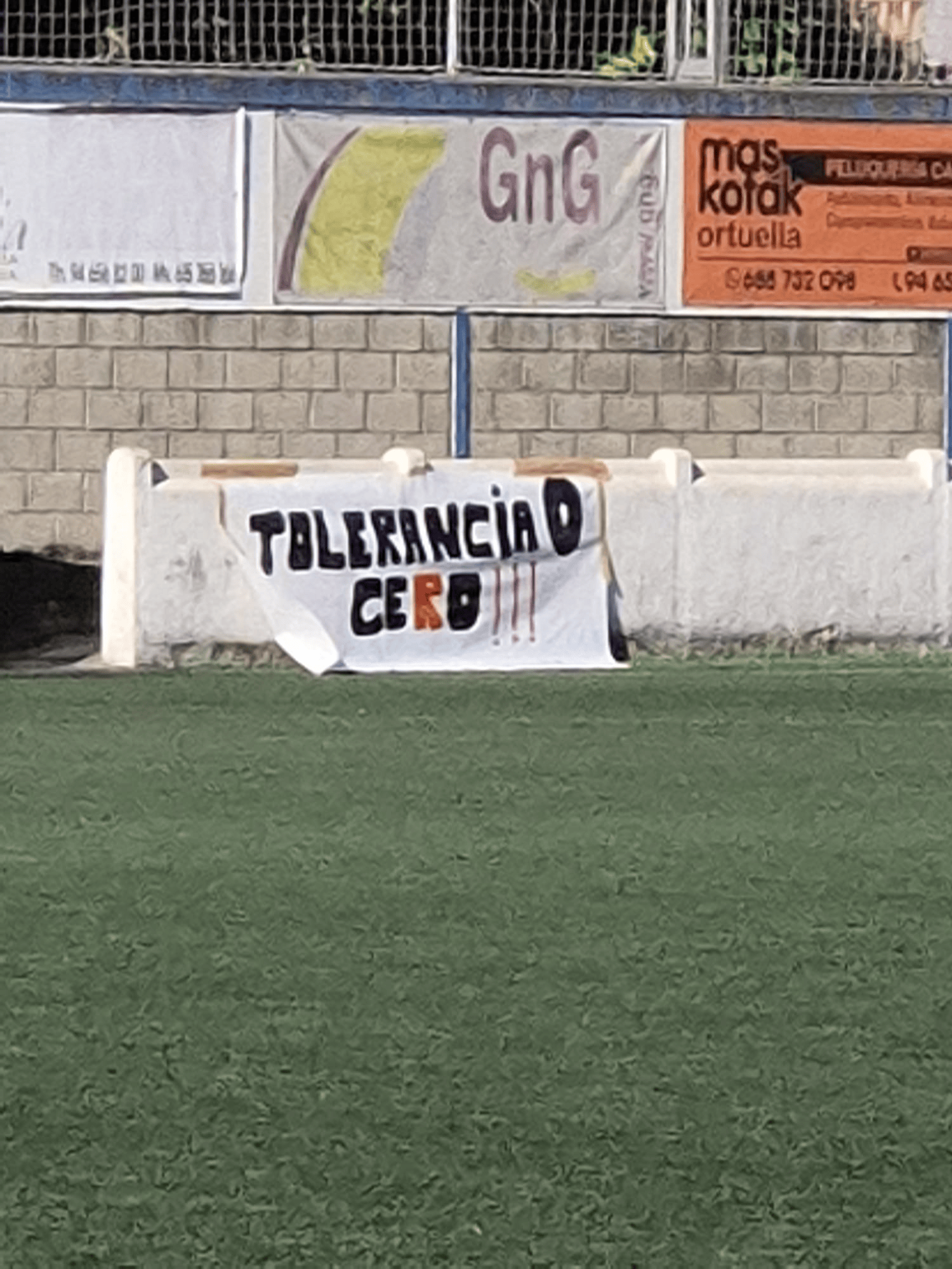 La pancarta de tolerancia cero que se puede ver en el campo Otxartaga de Ortuella. ONDA VASCA