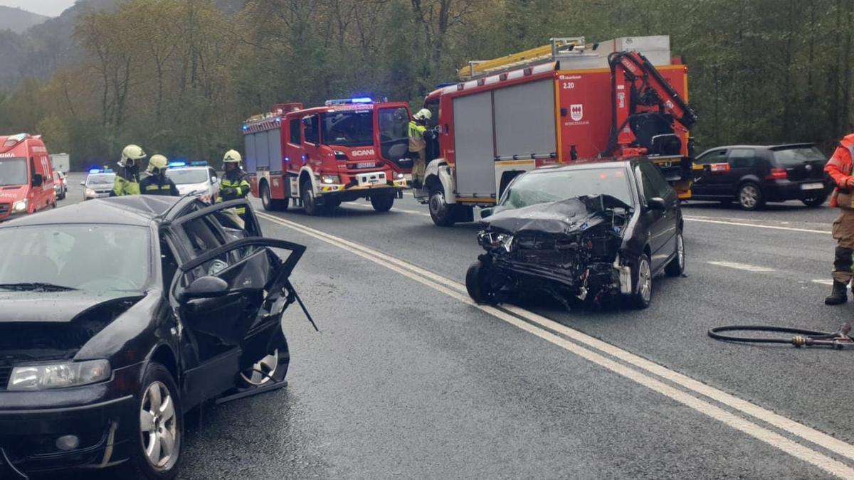 Imagen de archivo de bomberos atendiendo un accidente de tráfico N.G