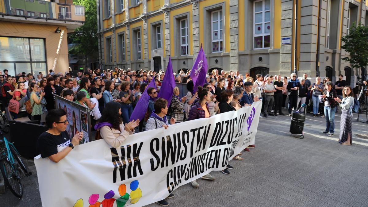 Vecinos y vecinas de Tolosa se concentran en solidaridad con las mujeres que han denunciado al osteópada. TOLOSAKO UDALA X