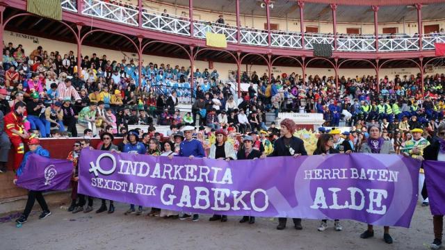 Acto de protesta este martes por la tarde en la plaza de toros de Tolosa para condenar lo sucedido. IKER AZURMENDI