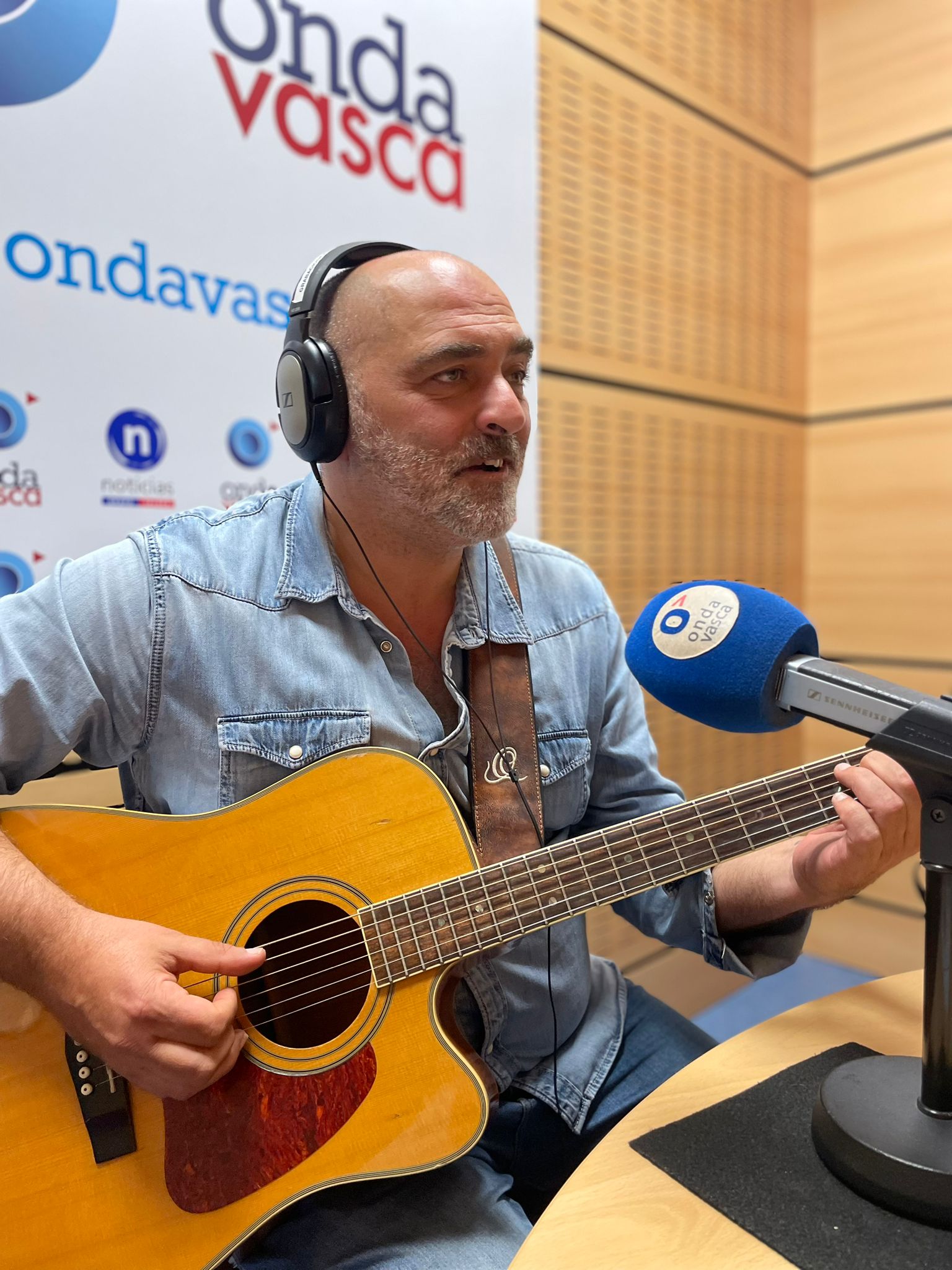 Tontxu tocando la guitarra en Onda Vasca