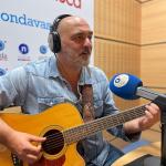 Tontxu tocando la guitarra en Onda Vasca