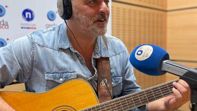 Tontxu tocando la guitarra en Onda Vasca