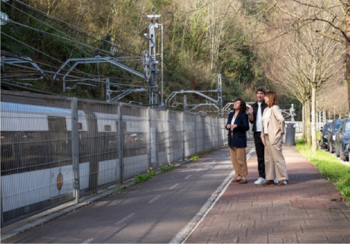 El alcalde Jon Insausti, junto a las vías del topo, en Amara Berri