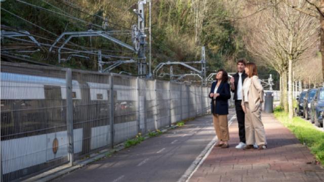 El alcalde Jon Insausti, junto a las vías del topo, en Amara Berri