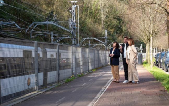 El alcalde Jon Insausti, junto a las vías del topo, en Amara Berri