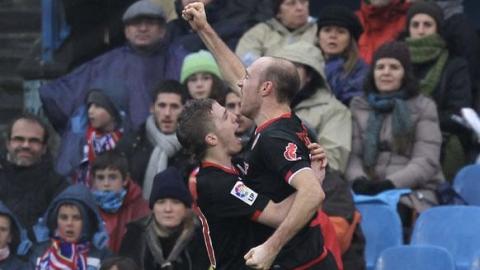 Toquero, celebrando con Muniain un gol en el demolido Calderón ante el Atlético, es homenajeado este fin de semana. / ATHLETIC CLUB