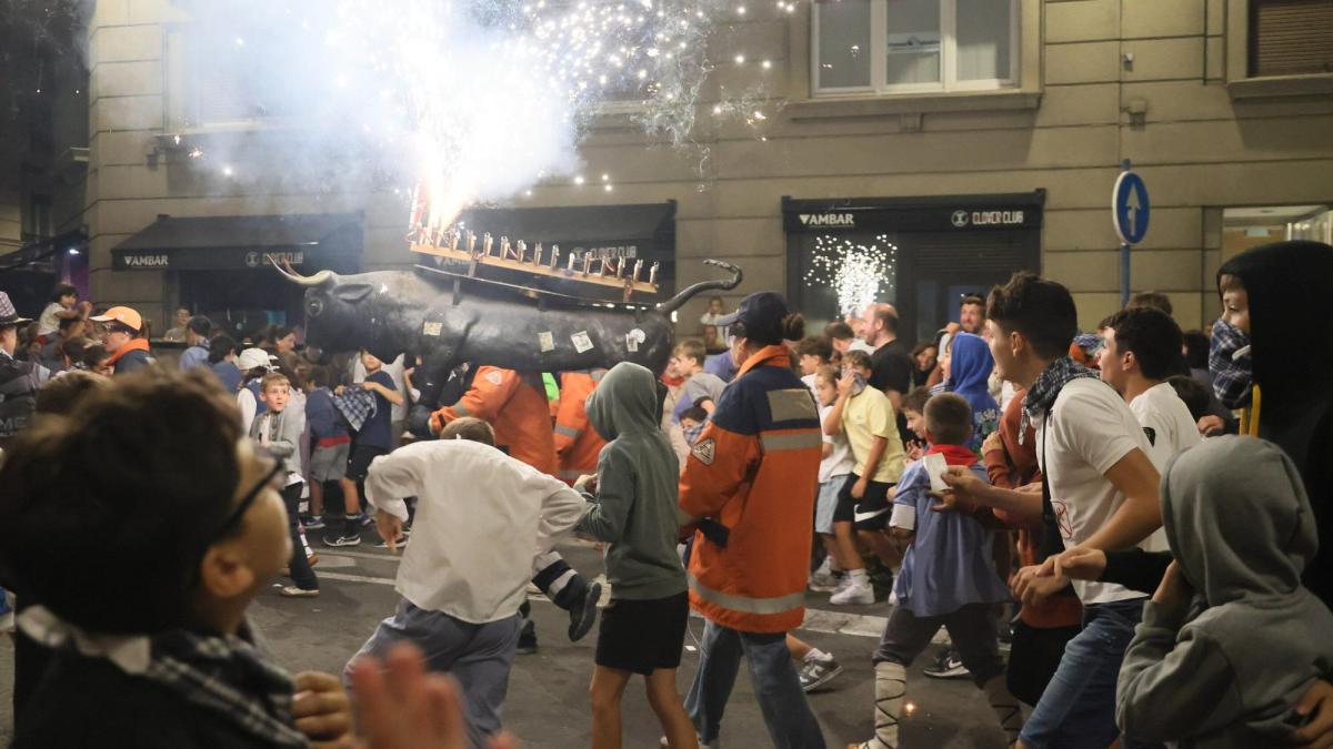 El toro de fuego regresa a la calle Olaguibel. Pilar Barco