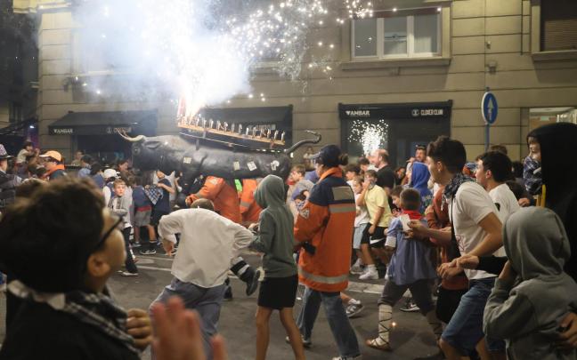 El toro de fuego regresa a la calle Olaguibel. Pilar Barco