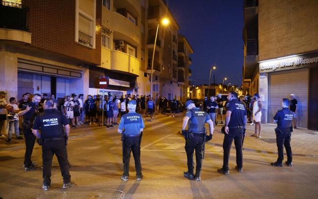 Agentes de Policía Local y Guardia Civil durante los altercados en Torre Pacheco, a 12 de julio de 2025, en Torre Pacheco, Murcia (España). - Martín C. - Europa Pres