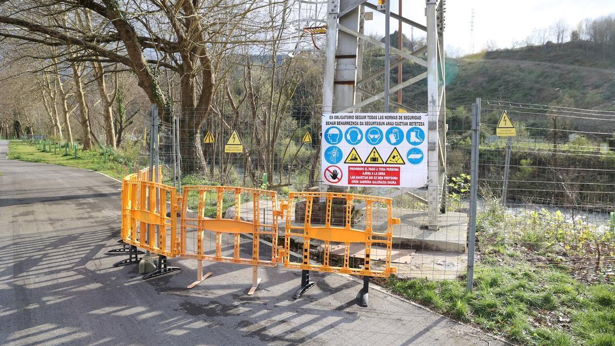 a torre de alta tensión de Usurbil ha sido vallada este domingo. Iker Azurmendi