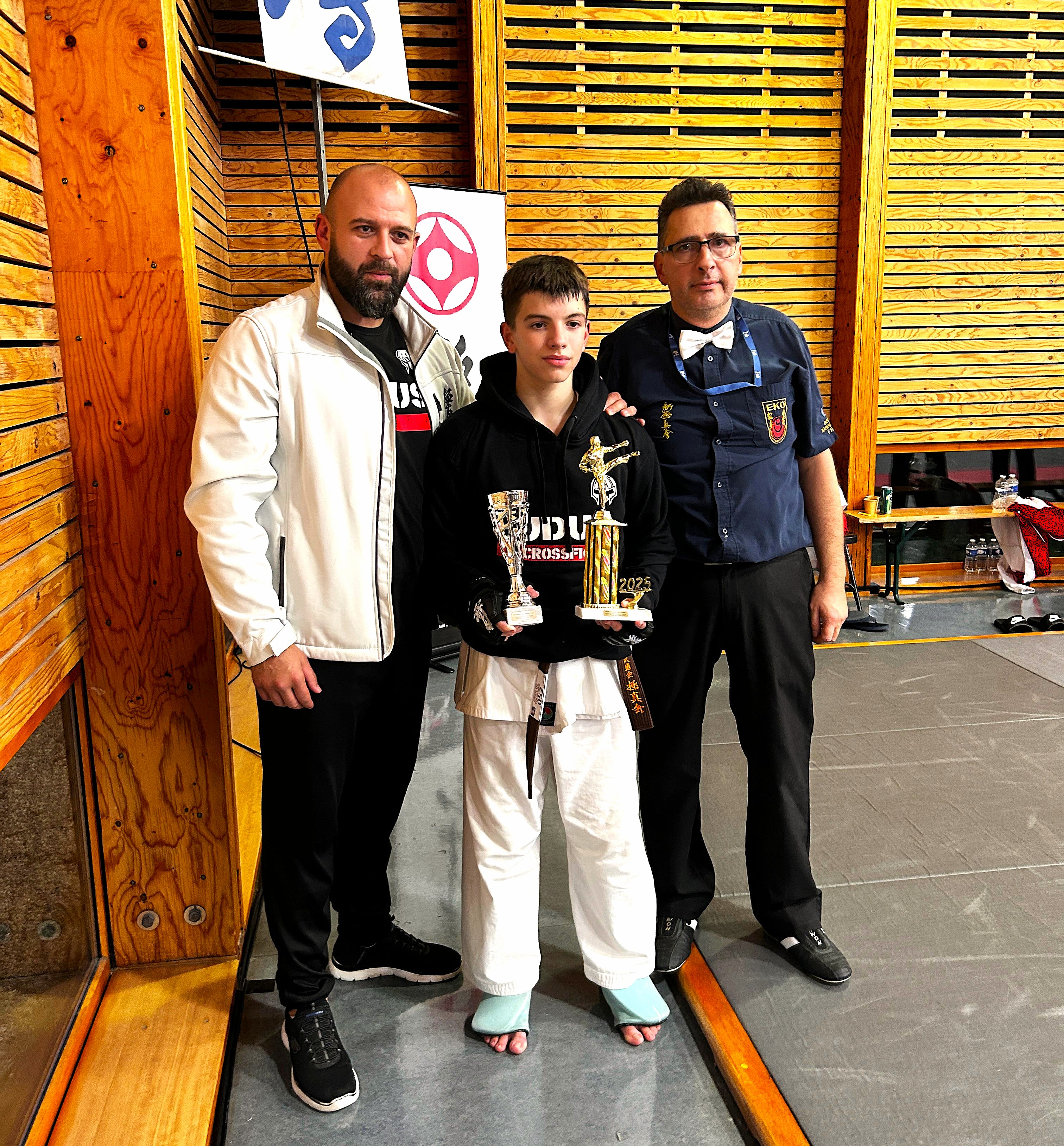 Oier Montejo con el Trofeo al Mejor Competidor del Open